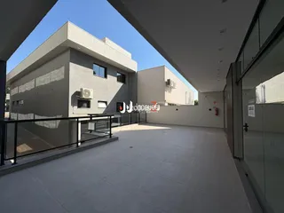 Fachada de uma residência em Lajeado, Brasil com piso de concreto.