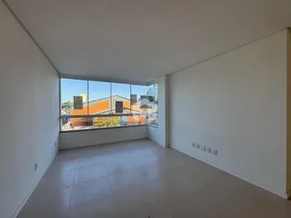 Ambiente interno com paredes brancas e piso de cerâmica.