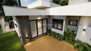 Vista externa de uma residência moderna com deck de madeira e jardim.