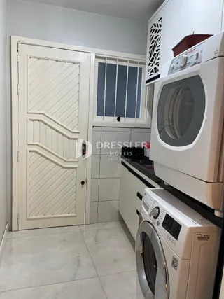 Vista interna de uma área com portas brancas e piso claro.