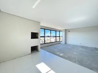 Ambiente interno de uma sala com piso de cerâmica e grande janela.