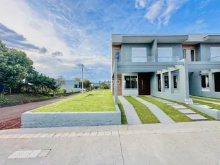 Fachada de uma casa moderna em Lajeado, Brasil, com jardim frontal.