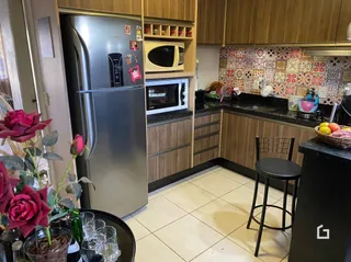 Foto de uma cozinha com armários e eletrodomésticos de aço inoxidável.