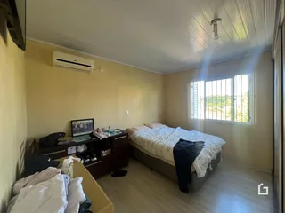 Foto de um quarto com cama e janela em um imóvel.
