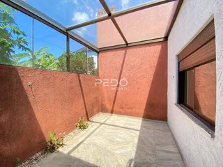 Vista da fachada de uma residência com piso de cerâmica e área externa.