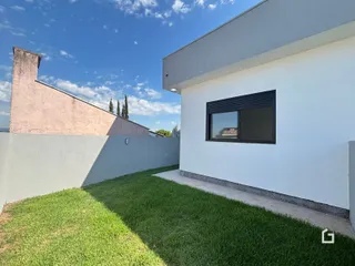 Fachada de uma residência moderna com jardim em Lajeado, Brasil.