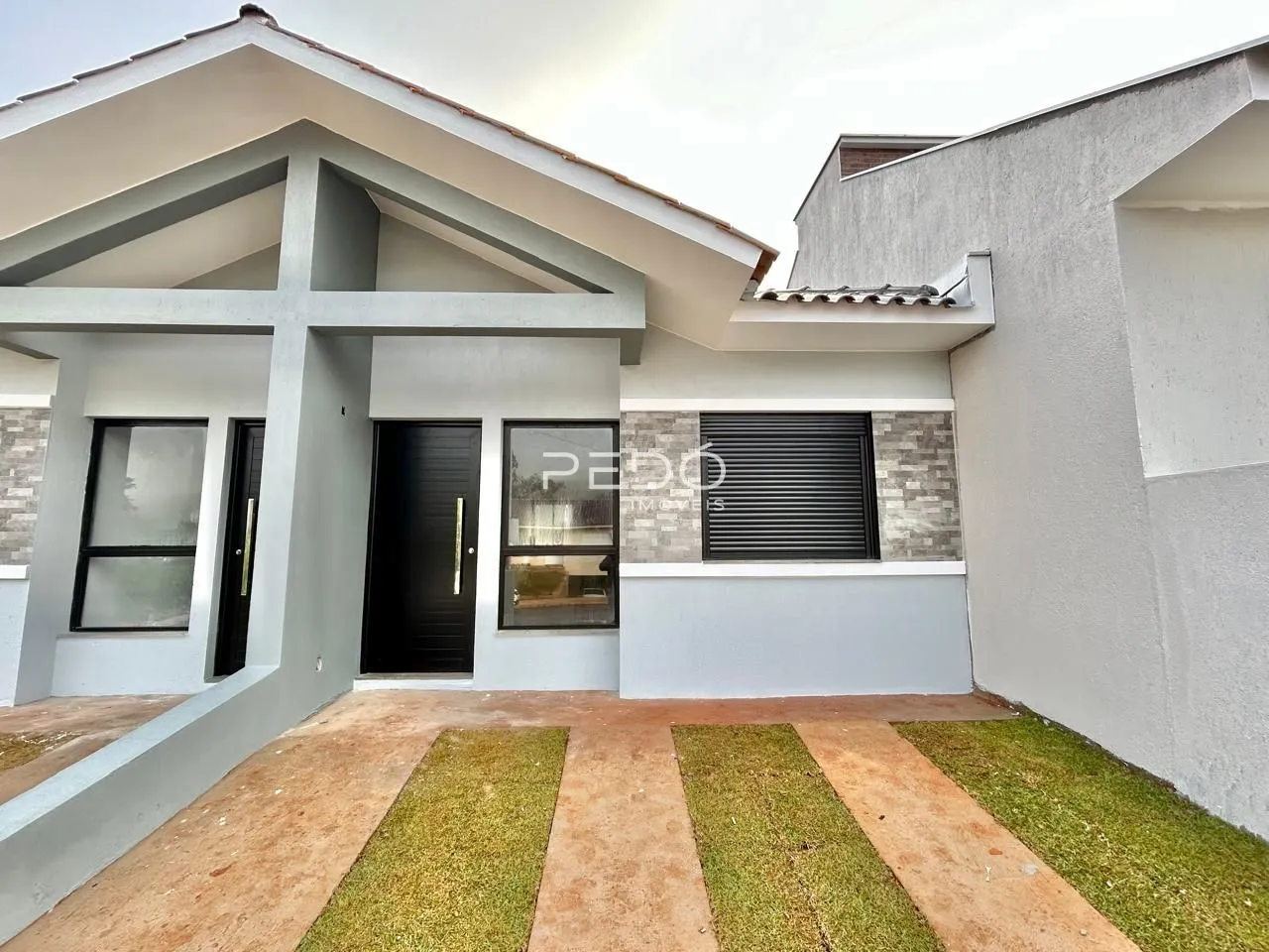 Fachada de uma casa moderna em Lajeado, Brasil.