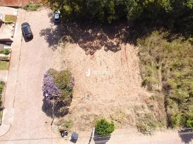Vista externa de um terreno com vegetação seca e grama rala.