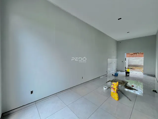 Foto do interior de um espaço vazio em uma propriedade.