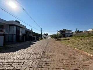 Uma rua de paralelepípedos leva a casas em Lajeado, Brasil.
