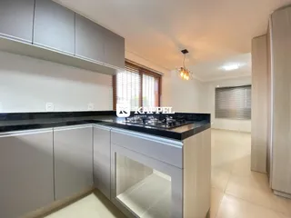 Foto de uma cozinha moderna com armários cinza e bancada escura.