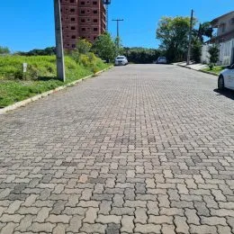 Vista de uma estrada pavimentada em uma área residencial em Lajeado.