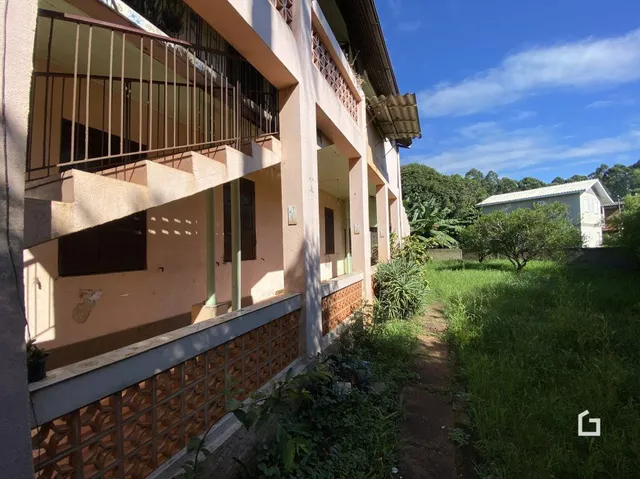 Fachada de uma residência com varanda em Lajeado, Brasil.