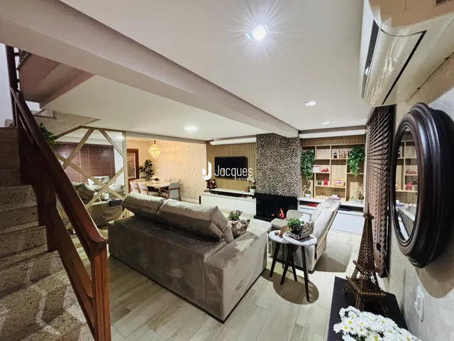 Sala de estar com sofá e lareira em um imóvel no Brasil.