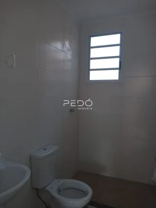 Foto de um banheiro interno com vaso sanitário e pia.