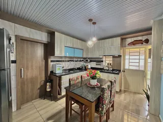 Interior de uma cozinha com mesa de jantar em Lajeado, Brasil.
