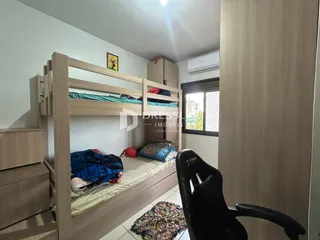 Quarto com cama de madeira e armário em um imóvel no Brasil.