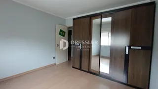 Hall de entrada com armários em madeira na residência.