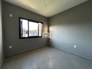 Ambiente interno de uma sala com paredes cinzas e piso claro.