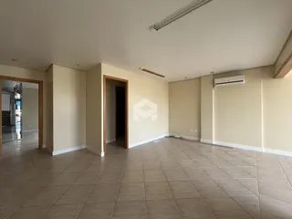 Espaço interno com piso de cerâmica e paredes claras.