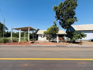 Vista externa de uma propriedade em Lajeado, Brasil, com cerca e vegetação.