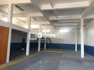 Hall de entrada com estrutura de vigas expostas e paredes azuis.