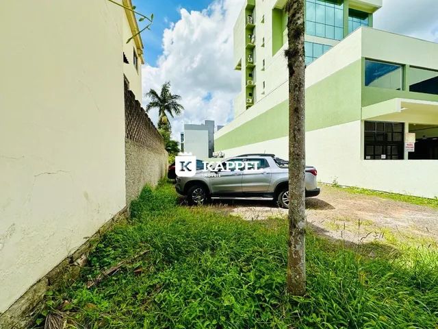 Foto externa da fachada de um prédio em Lajeado, Brasil, com grama alta no primeiro plano.