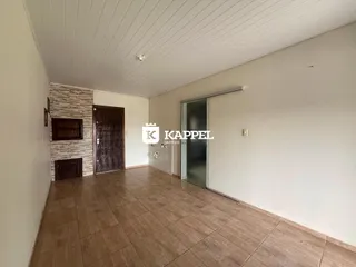 Hall de corredor com piso de cerâmica e porta de madeira escura.