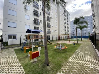 Vista da fachada de um prédio residencial com área de lazer externa.