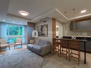 Sala de estar com grandes janelas e decoração moderna em Lajeado.