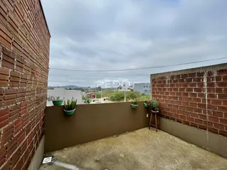 Vista externa de uma propriedade com paredes de tijolo aparente em Lajeado.