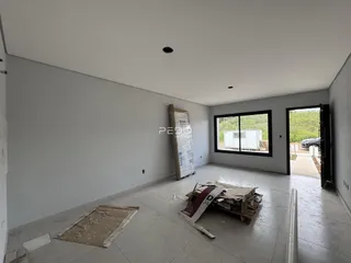 Ambiente interno de uma sala grande em reforma na Lajeado, Brasil.