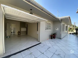 Fachada de uma casa em Lajeado, Brasil, com área coberta.