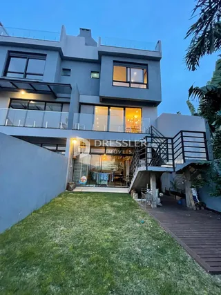 Fachada moderna de uma residência em Lajeado, Brasil.