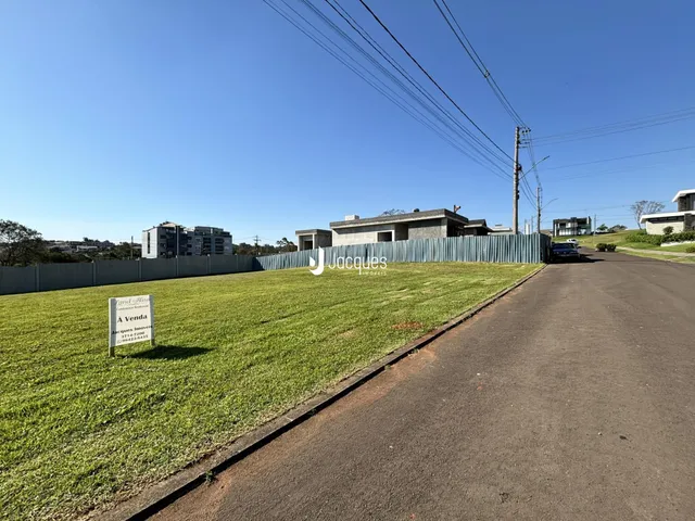 Vista externa de um terreno com gramado e cerca em Lajeado, Brasil.