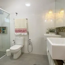 Foto de um banheiro interno com vaso sanitário e pia.