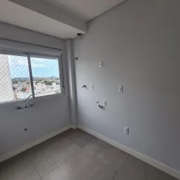 Vista interna de uma sala com janela e paredes claras em um imóvel em Lajeado.