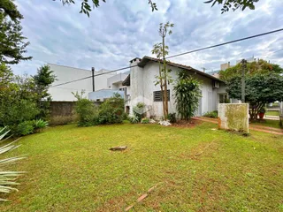 Foto da fachada de uma residência com jardim em Lajeado, Brasil.