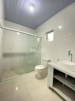 Foto de um banheiro moderno com box de vidro e vaso sanitário.