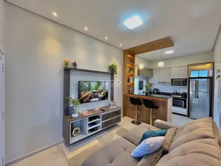 Sala de estar moderna com sofá e estante em um apartamento.