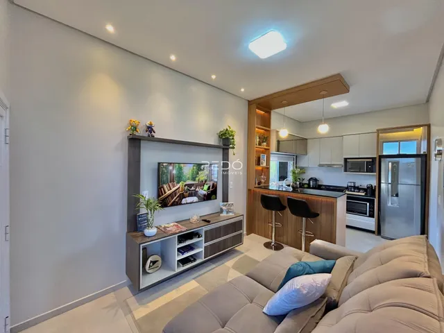 Sala de estar moderna com sofá e estante em um apartamento.