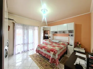 Quarto com cama e janela em um imóvel no Brasil.