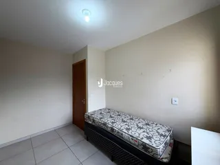 Foto de um quarto com cama e piso de cerâmica.