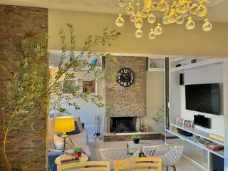 Sala de estar com lareira e decoração rústica em Lajeado.