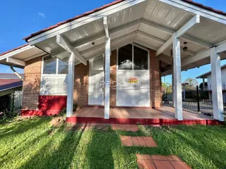 Fachada de uma casa em Lajeado, Brasil com alpendre.