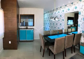Foto de uma sala de jantar com mesa e cadeiras em um apartamento.