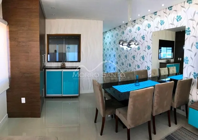 Foto de uma sala de jantar com mesa e cadeiras em um apartamento.