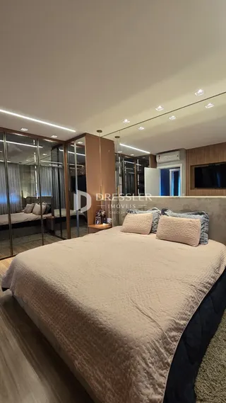 Um quarto com cama grande e piso de madeira clara.