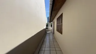 Vista de um corredor interno de um imóvel em Lajeado, Brasil.