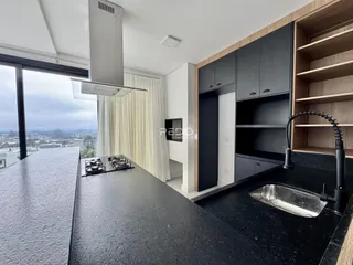 Cozinha moderna com grandes janelas oferecendo uma vista panorâmica.